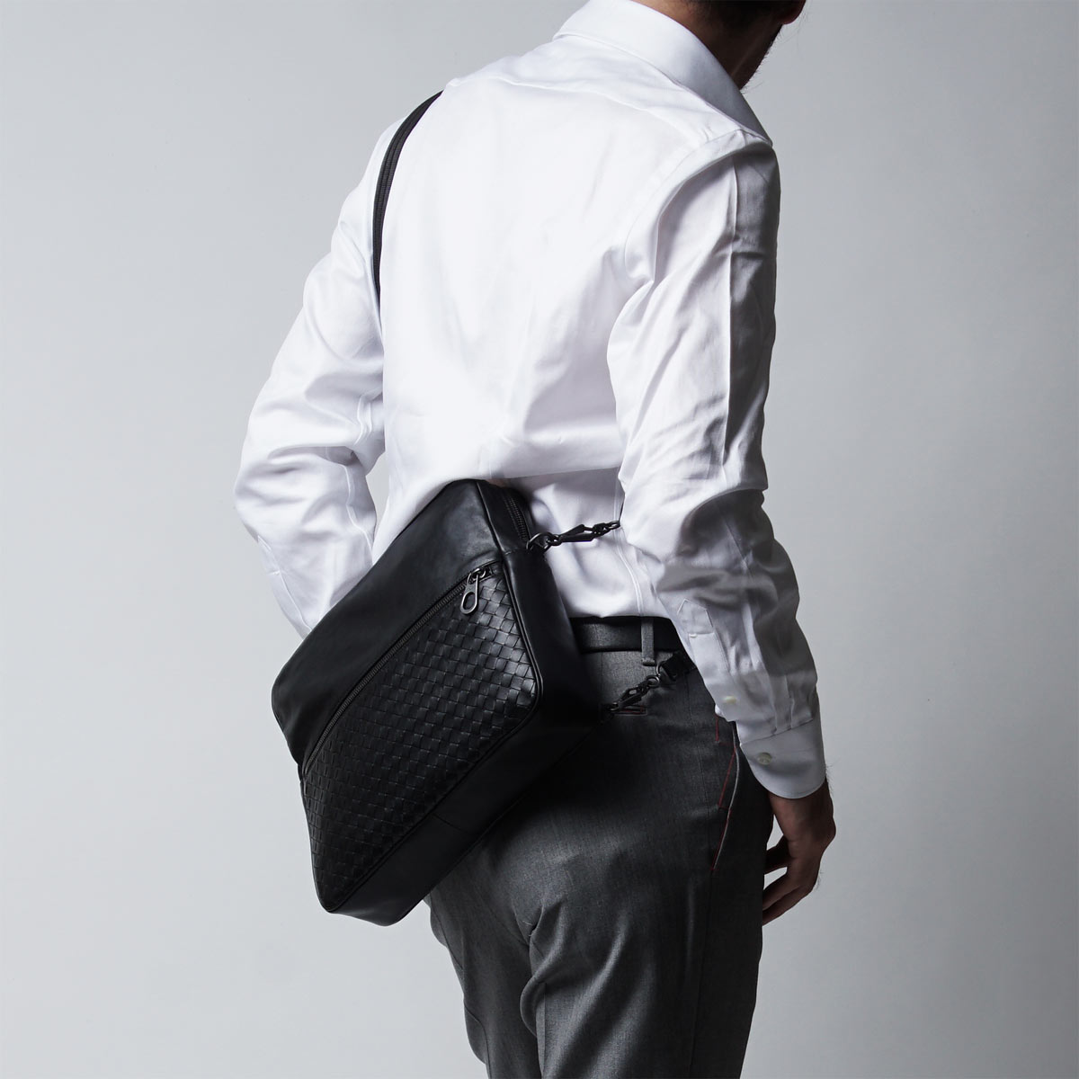 ボッテガヴェネタ/BOTTEGA VENETA メッセンジャーバッグ ショルダーバッグ(2WAY仕様) EXTRA LIGHT ネロ ブラック系 407638 vaxt1 1000 メンズ - 商品画像 10