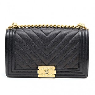 シャネルスーパーコピー 【CHANEL】 ボーイシャネル キャビアスキン シェブロン フラップバッグ ブラック ミディアム チェーンショルダー 斜め掛け キルティング Vステッチ A67086 - 商品画像 2