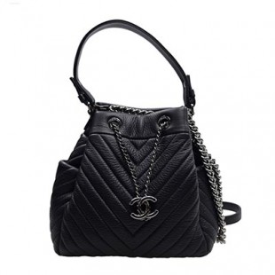 シャネルコピー 【CHANEL】 シェブロンキルティング ドーローストリングバッグ ミディアム ブラックレザー チェーンショルダーバッグ 斜め掛け 巾着型 ココマーク Vステッチ A91273