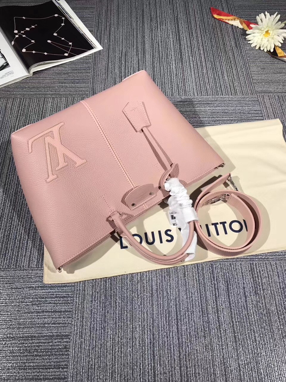 Louis Vuittonコピー トリヨンレザー ペルネル トート M54780 - 商品画像 1