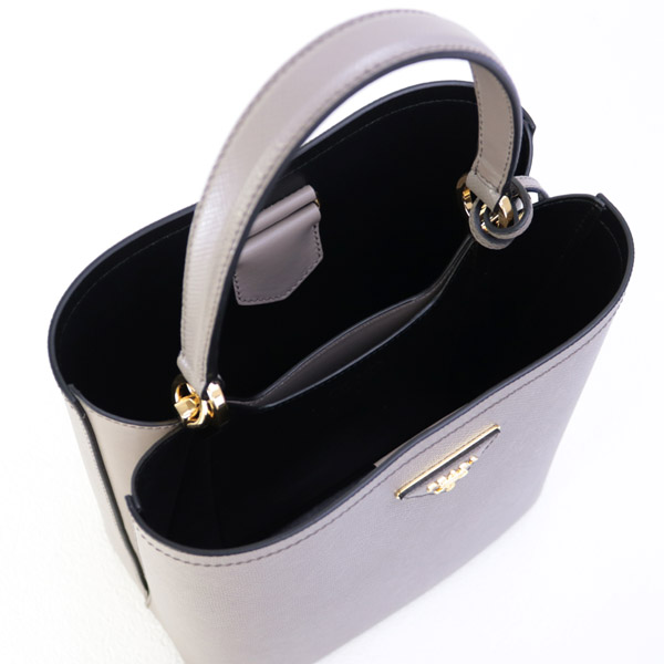 プラダ PRADAスーパーコピーバッグ パニエ SAFFIANO CUIR+C ショルダー付き 2WAY ハンドバッグ グレージュ×ブラック 1BA212 2ERX F0LH7 ARGILLA/NERO - 商品画像 1