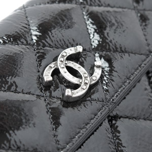 CHANELコピーシャネル 財布 二つ折りフラップ ココマーク キルティング パテントレザー ブラック A69351 Y25149 94305 - 商品画像 1